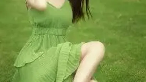 赵丽颖事业心十足，与经纪人聚餐期间专注玩手机