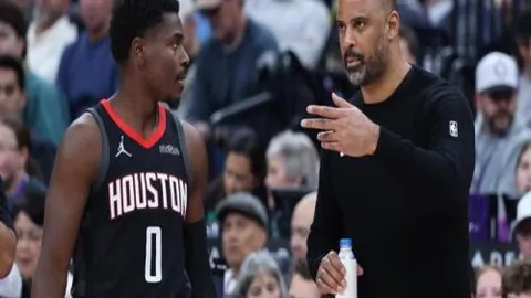 【巅峰对决：勇士迎战鹈鹕，库里复出力保赛季胜利精彩瞬间】